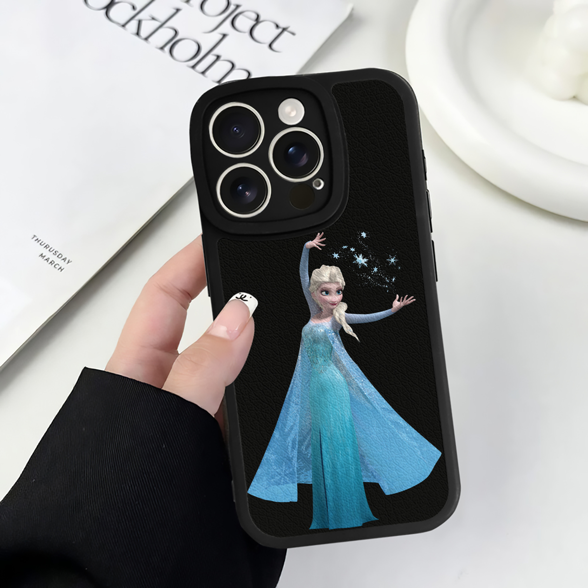 （画像用） アナと雪の女王 アンナ エルサ Frozen Anna Elsa 【iPhone 16シリーズ対応】シリコンスマホケース（レザー調） 材質：シリコン